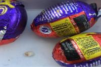 Aneh! Wanita Ini Temukan Gigi Anak-Anak Dalam Cokelat