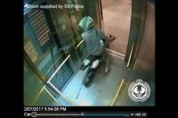 Kocak, Rider Ini Masuk Lift Pakai Motor, Selanjutnya...