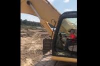 Luar Biasa, Bocah Ini Operasikan Mobil Backhoe
