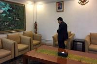 Ketika Ketua DPR Setnov Shalat Duha di Bandara