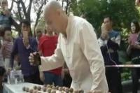 Pecahkan Buah Kenari, Pria Ini Pecahkan Rekor Dunia