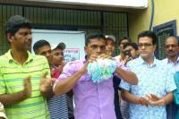 Masukkan Sedotan ke Mulut, Pria Ini Pecahkan Rekor Dunia