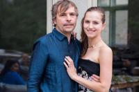 Pasangan Jutawan Ini Nyamar Jadi Cleaning Service untuk Mendapatkan Vaksin Covid