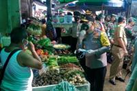 Tekan COVID-19, Kapolda Metro Bagi Masker dan Minta Warga Tes Swab di Polsek