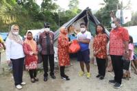 Dharma Wanita Kemnaker Salurkan Bantuan Korban Gempa di Mamuju