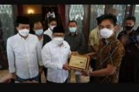 Ada Kehangatan Saat Gus AMI Bertemu Gibran di Solo