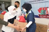 Serahkan Paket Lebaran ke Tenaga Medis, Menaker Ida: Mereka Pejuang Jihad yang Sesungguhnya