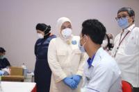 Tinjau Vaksinasi Gotong Royong, Menaker Ida Ajak Bupati Kerawang Kawal PPKM Darurat