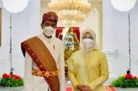 Presiden Jokowi Pakai Busana Adat Lampung, Ibu Iriana Pakai Jilbab