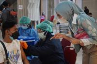 Tekan Covid-19, Arzeti Bilbina Ingatkan Masyarakat Vaksinasi Halal dan Aman