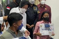 Mensos Risma Turun Langsung Salurkan Bantuan ATENSI di Bali