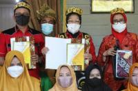 Kesultanan Bulungan Beri Gelar Adat Kepada Mensos Risma