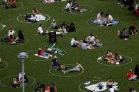 Uniknya Lingkaran "Jaga Jarak" di Taman Domino New York