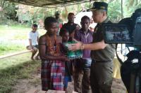 Masyarakat Esrotnamba Menangis Didatangi Bupati Kaimana Freddy Thie