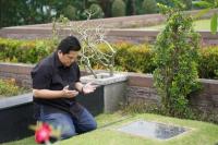 Bulan Rajab, Erick Thohir Lepas Rindu dan Berdoa di Makam Sang Ayah