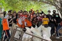 Peringati Hari Lingkungan Hidup, BEM UI Bersihkan Sungai Ciliwung