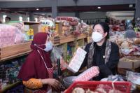 Resmikan Pasar Banyumas, Puan Cek Stok Pangan Sambil Belanja Sayur