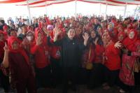 Warga Sukamandi Subang Berebut Minta Selfie dengan Puan Maharani