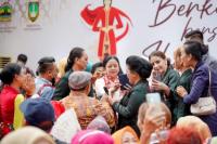 Ikuti Parade Kebaya Bersama Ibu Negara, Puan Jadi Sasaran Selfie Peserta