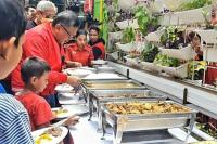 PDIP Makan Bareng Warga dan Ajak Anak-anak Bernyanyi