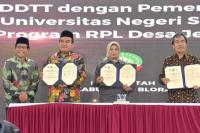 Kisah Haru Mahasiswa RPL Desa, Zoom Sambil Jemur Padi