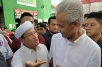 Blusukan ke Pasar Warakas, Ganjar Sarapan Lontong Bersama Warga