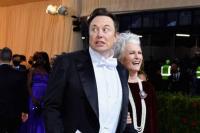 Ibu Musk Coba Batalkan Pertarungan Anaknya dengan Mark Zuckerberg