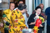 Dapat Bunga Merah Kuning dari Airlangga, Begini Respon Puan Maharani