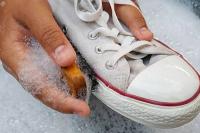 Cara Merawat Sepatu dan Pakaian agar Tak Bau Lembap Saat Hujan