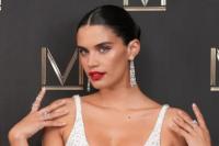 Supermodel Sara Sampaio Bully Pemeran Superman Beck Bennett