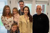 Dua Putri Bungsu Billy Joel Tampil Meriahkan Natal dengan Jingle Bells