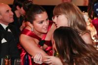 Selena Gomez Bangga Sahabatnya Taylor Swift Berhasil Beli Kembali Rekaman Master Albumnya
