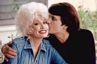 Suami Dolly Parton Cemburu Istrinya Pakai Baju Cowgirl Seksi