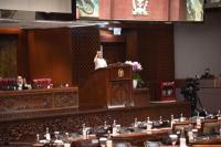 Pantun Puan Saat Tutup Masa Sidang DPR: Capek Tunggu Pemilu Tapi Nggak Bebas, Rugi Dong!