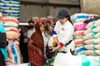 Ketua DPR Bagikan 200 Paket Beras ke Warga Sukoharjo