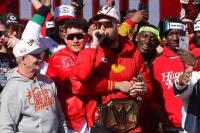 Usai Gembira Rayakan Kemenangan Chiefs, Travis Kelce Berduka untuk Korban Penembakan Massal