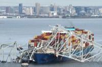 Jembatan Baltimore Runtuh Ditabrak Kapal Kargo, Banyak Kendaraan Terjun ke Sungai