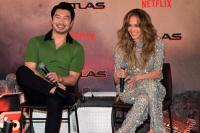 Simu Liu Bela Jennifer Lopez saat Ditanya Tentang Pernikahannya dengan Ben Affleck