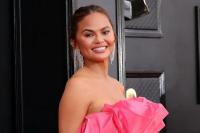 Sebal, Chrissy Teigen Bantah Lakukan Suntik Filler di Wajahnya