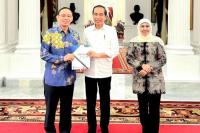 Khofifah dan Rektor Unair Serahkan Konsep Raih USD 13 Ribu Per Kapita ke Presiden Jokowi