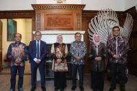 Menaker Bertemu Dubes RI untuk Belanda, Bahas Peluang Kerja bagi Tenaga Kerja Indonesia