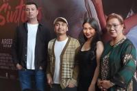 Cerita Seru Film Catatan Harian Menantu Sinting, Diperankan Raditya Dika dan Ariel Tatum