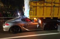 Porsche Mewah Seruduk Truk di Tol Dalam Kota, Pengemudi Tewas