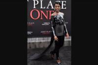 Suka Gaun Pesta, Lupita Nyong`o Memukau dengan Jumpsuit Payet Monokromatik