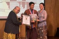 Dua Buku Puisi Karya Wina Armada Sukardi Dianugrahi MURI