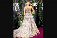 Penggemar Beri Gelang Persahabatan, Sikap Blake Lively Dibanding Isabela Ferrer 