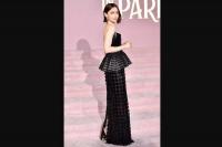 Glamor! Bergaun Sequin Mewah Lily Collins Tampil ala Emily Cooper 