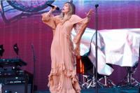 Suki Waterhouse Merasa Mimpi Jadi Artis Pembuka Idolanya Taylor Swift di London