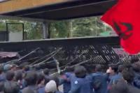Pintu Belakang Gerbang Pancasila DPR Dirobohkan Mahasiswa