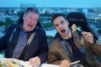 Ucapkan Terima Kasih pada Penggemar, Geoff Payne Cium Foto Putranya Liam Payne